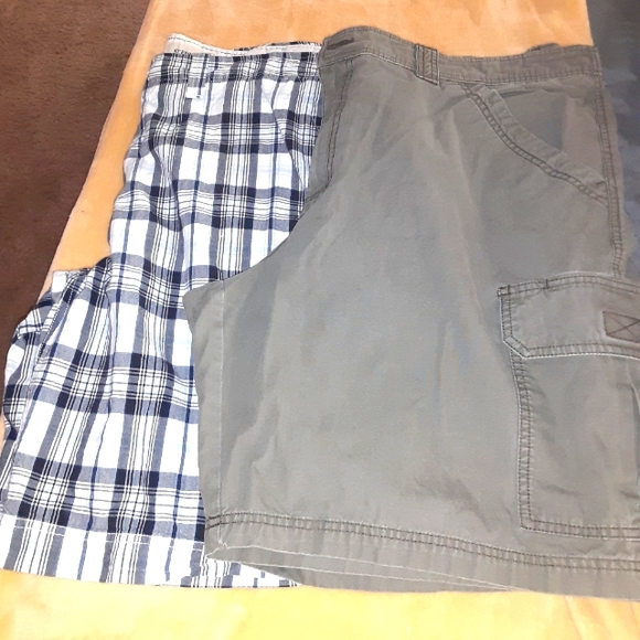 Mens size 44, two pair if cargo shorts - Picture 1 of 3